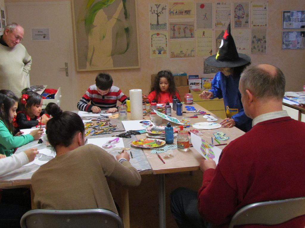 Kinder und ältere Menschen malen zusammen