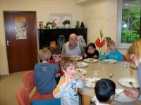 Kinder und Senioren essen
